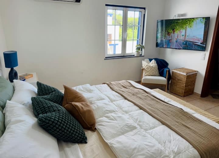 Glavna spavaća soba nalazi se na prvom katu i ima veliki bračni krevet (180 x 200 cm) te uključuje garderobu, privatnu kupaonicu, stolicu za sjedenje, košaru za odjeću i televizor. Svaka spavaća soba ima klima-uređaj/grijač.