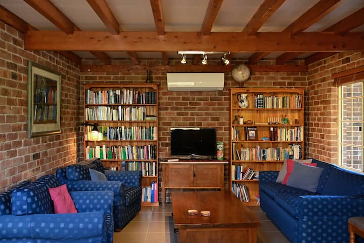 Quiet, Walk To Town, 2 Bathrooms, Private Office - Armidale
