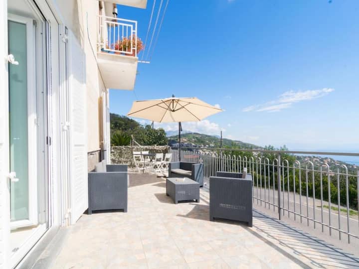 Casa Alyssa: Sea Views, Free Parking, Terrace - Massa Lubrense