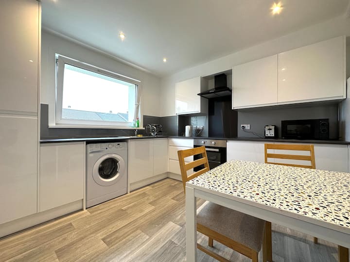 3 Bed Top Floor Flat Free Parking Next To Bus Stop - Edinburgh