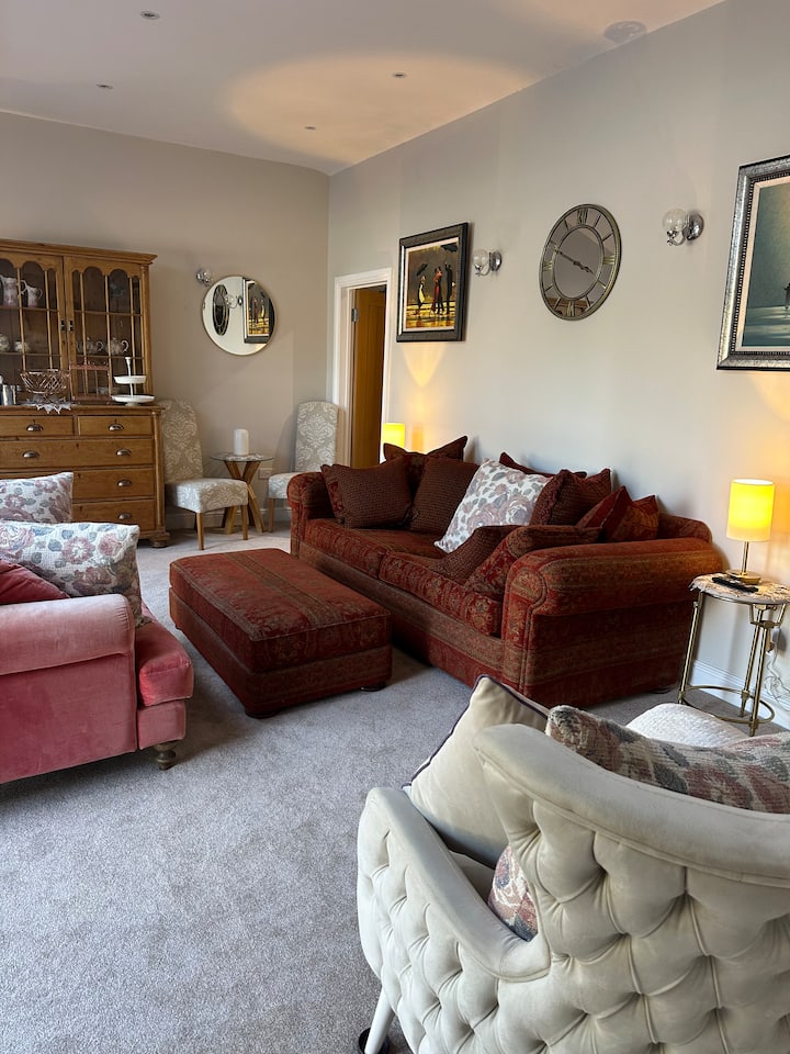 2 Bedroom Pool House In Surrey Uk Pool And Hotub - Dorking