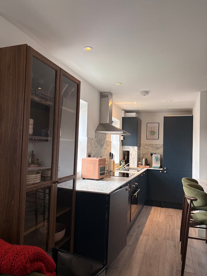 Spacious One-bed Flat, Great London Connectivity. - London