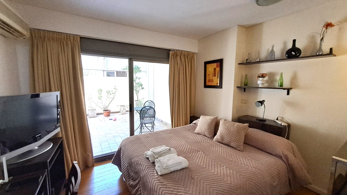 Departamento monoambiente con patio privado en Recoleta