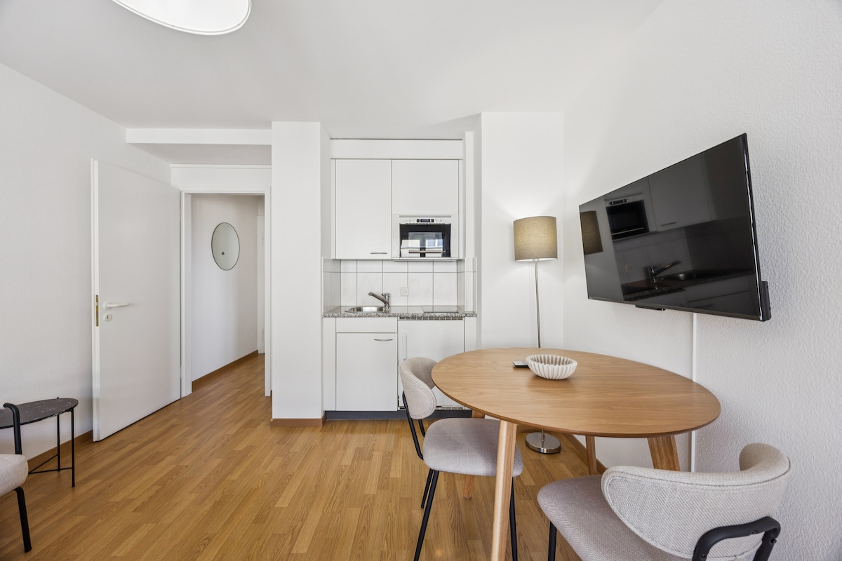 Popular Airbnb listing: Wifi / Smart TV / City Centre / Queen Bed - CR 18 in Unterstrass