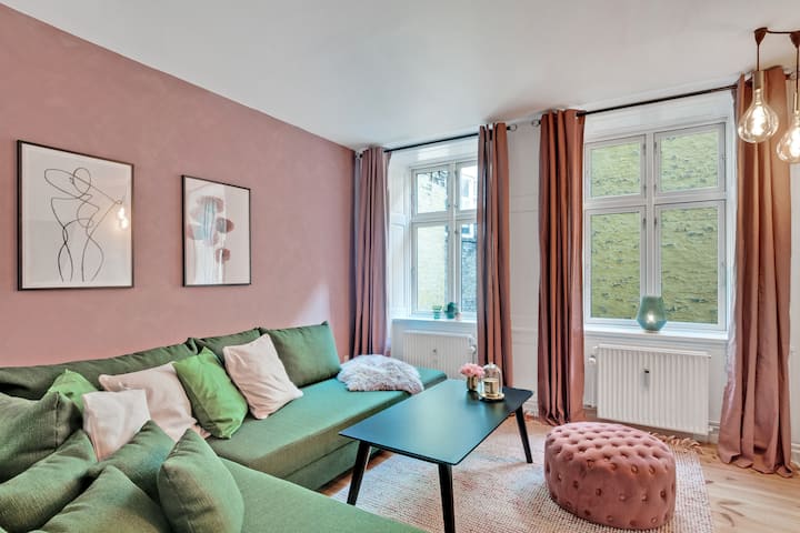 Walk To Tivoli - Vaernedamsvej Cafes - Hidden Gem - Copenhaguen