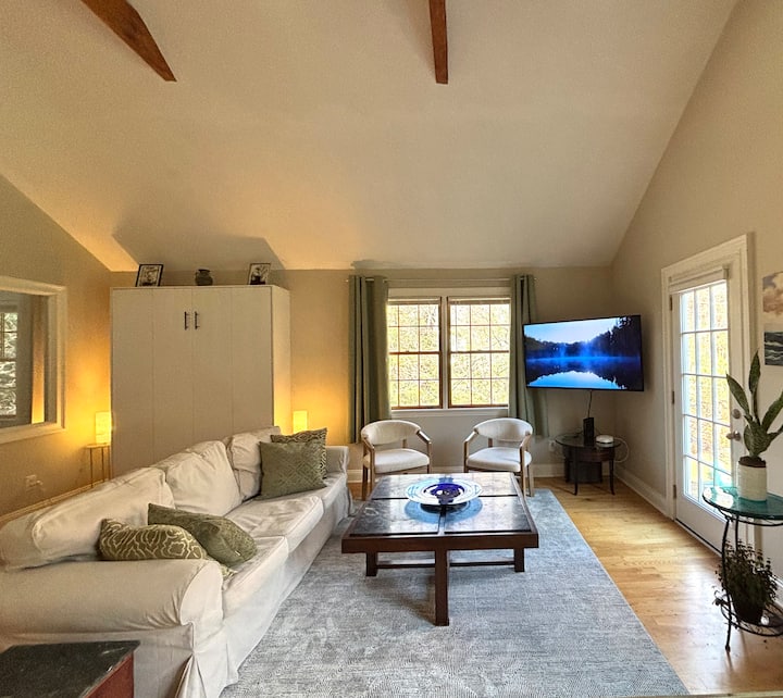 Tree Haven Loft, 
Grille, Firepit & Nature - Weston, CT