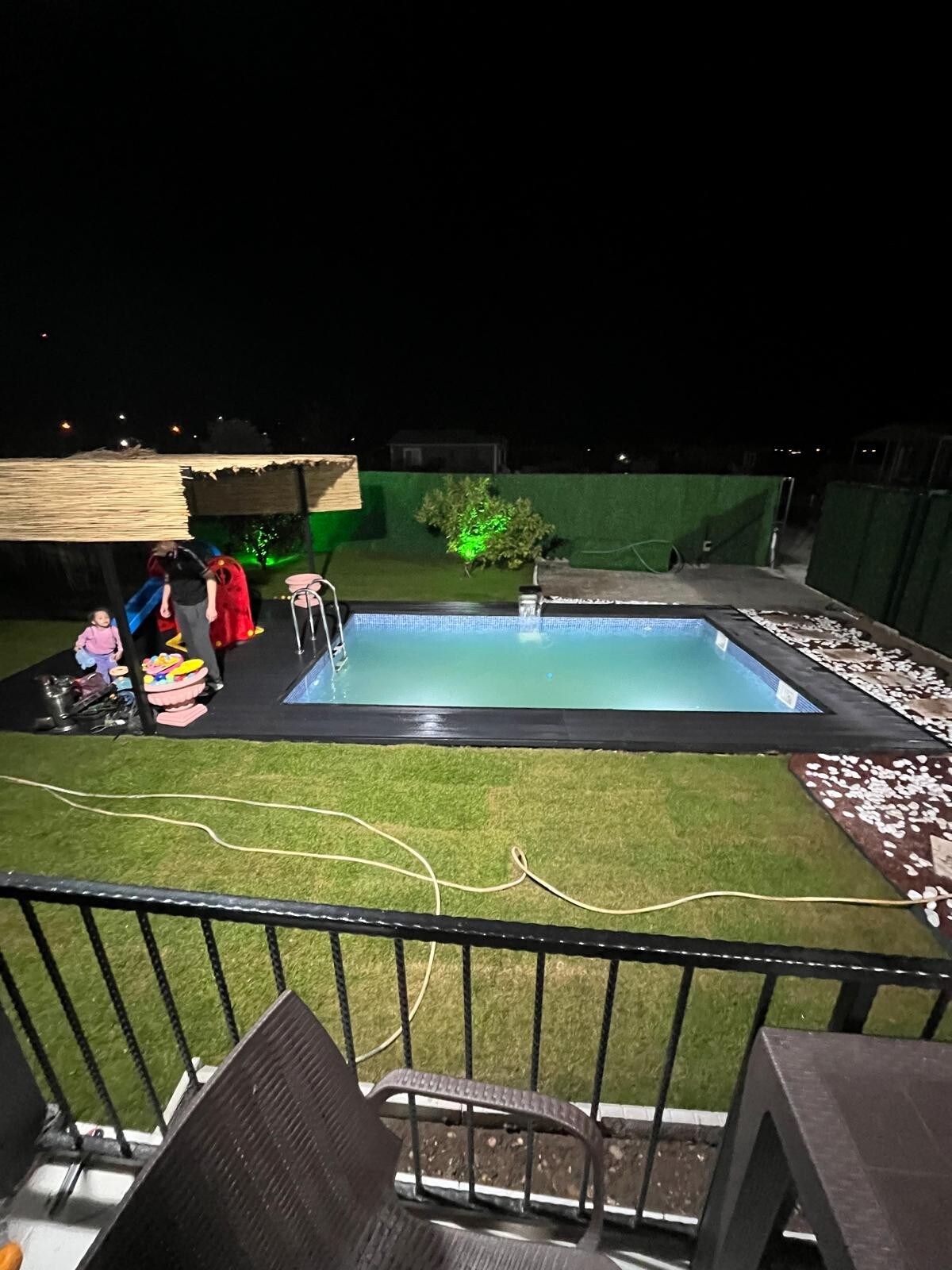 Mandalin ağaçları içersinde ısıtmalı havuz keyfi