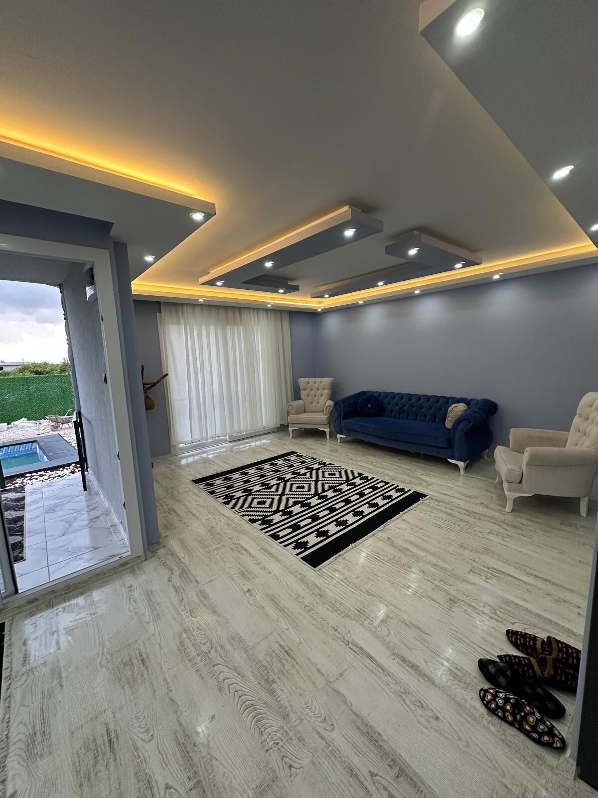 Mandalin ağaçları içersinde ısıtmalı havuz keyfi