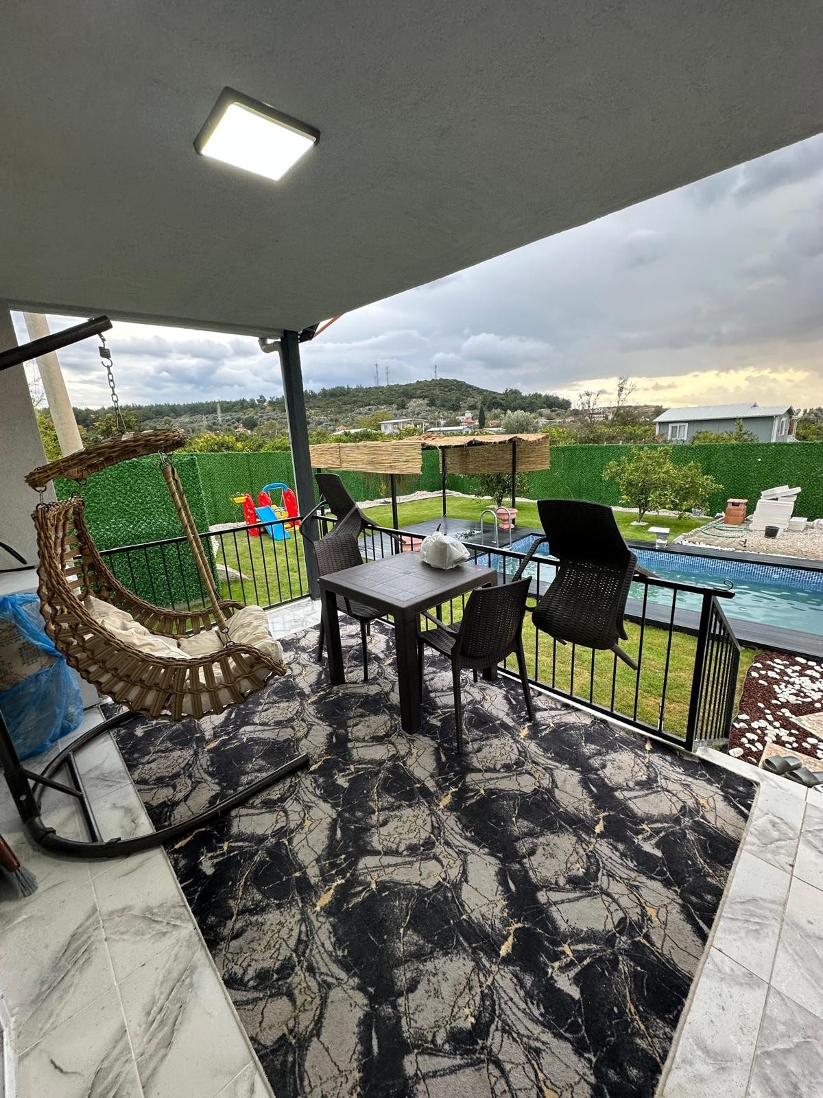 Mandalin ağaçları içersinde ısıtmalı havuz keyfi