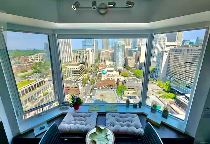 Yorkville Skyline View 1br | Standing Desk - Toronto