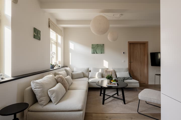 Spacious Duplex Apartment | 4 Bedrooms & Sauna - براغ