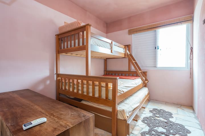 Habitación de madera con literas muy iluminada, ideal para niños o grupos