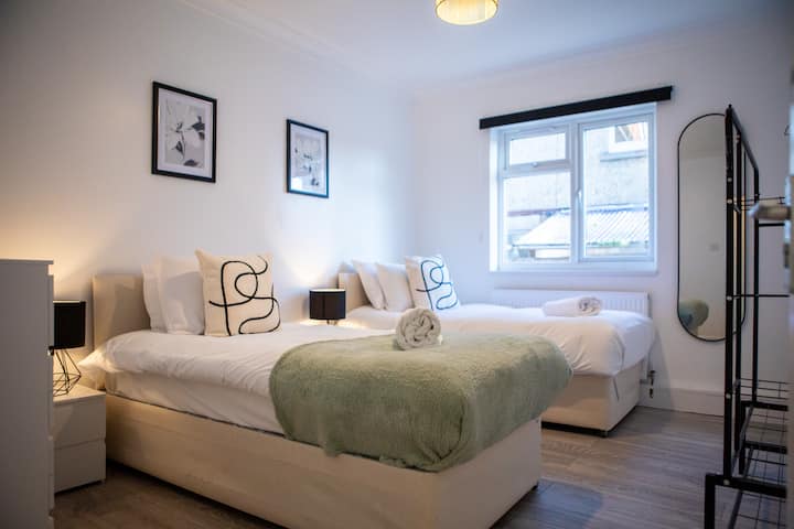 Relax&recharge|large 5 Bedroom Home|sleeps 10 - Hampshire