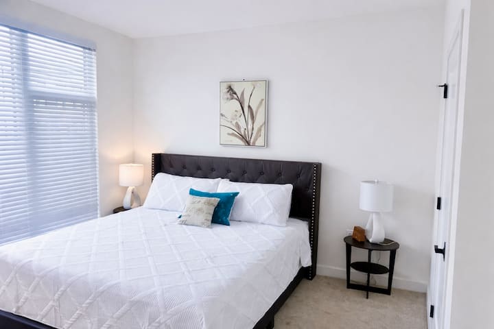 חדר שינה ראשי עם מיטת קינג סייז.