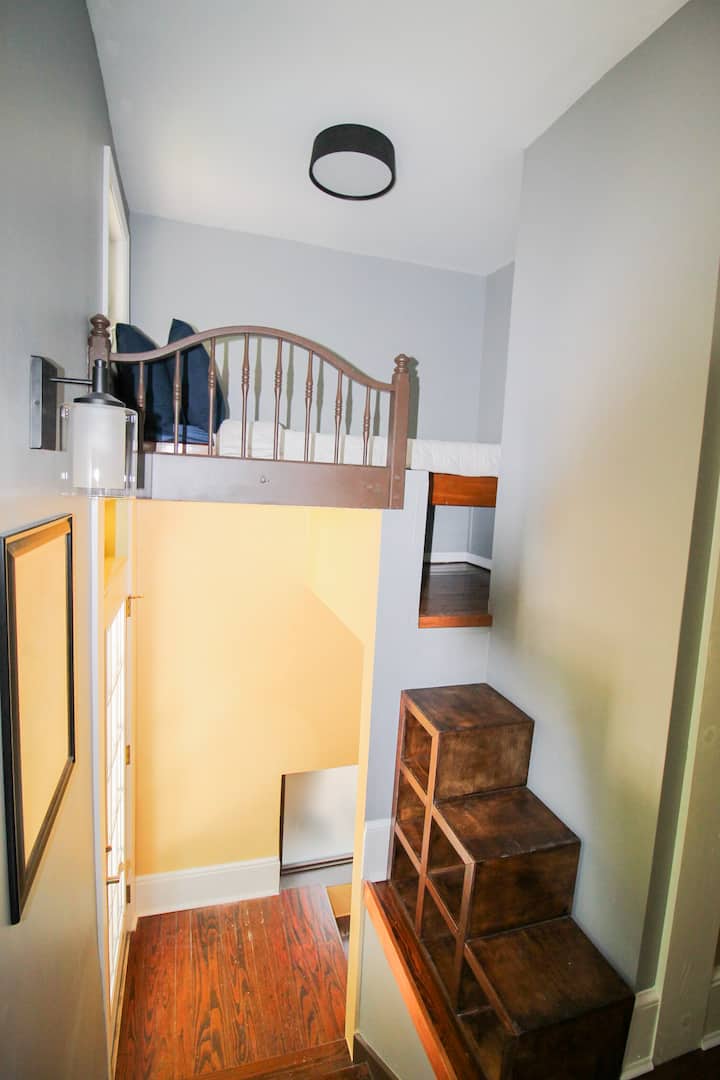 Esta no es una recámara completa y privada; sin embargo, hay un pequeño espacio para dormir ubicado arriba de las escaleras que conducen al sótano. Esta zona es lo suficientemente grande como para que duerma una persona. La cama es un poco más pequeña que una cama individual.