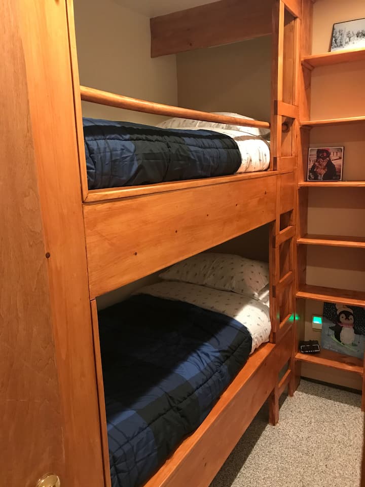 ორიარუსიანი საწოლის მქონე პატარა ოთახი განკუთვნილია 2 ბავშვისთვის. ქვედა საწოლზე 1 ზრდასრული ადამიანიც თავისუფლად იტევა.  ყველა ლეიბს აქვს 7,6 სმ სისქის ორთოპედიული ზედაპირი და სუფთა თეთრეული.