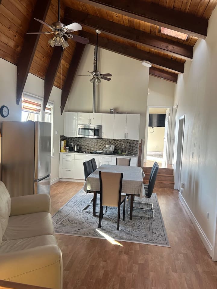 Private Master Bedroom, Spacious, Amazing View - North Vancouver