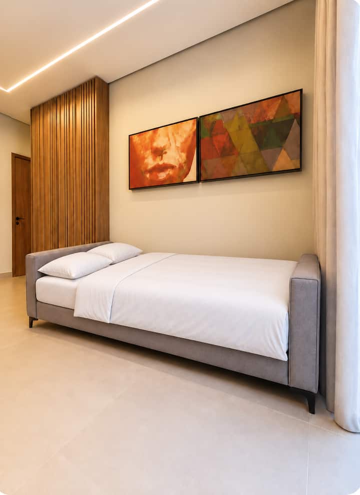 Sofa hubadilika kuwa kitanda cha 1.1 x 1.9m, kinachofaa kwa mtu mzima mmoja au watoto wawili.