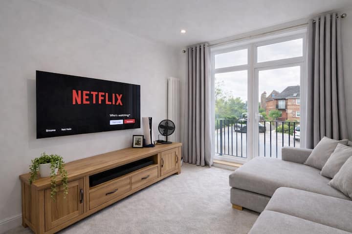 Hertford | 1-bed Modernapartment | Private Parking - Hertford Castle