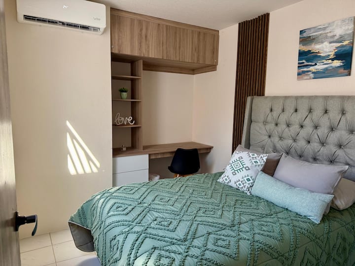 غرفة النوم 2

سرير مزدوج
مكيف الهواء
وسائد وبطانيات إضافية
مساحة عمل مخصصة
ظلال تعتيم
أغطية السرير
واي فاي.
البعوض