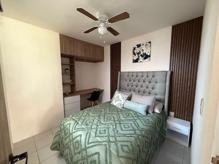 غرفة 3 في الطابق الأرضي

 سرير مزدوج
مروحة السقف
وسائد وبطانيات إضافية
مساحة عمل مخصصة
ظلال تعتيم
أغطية السرير
واي فاي.
البعوض