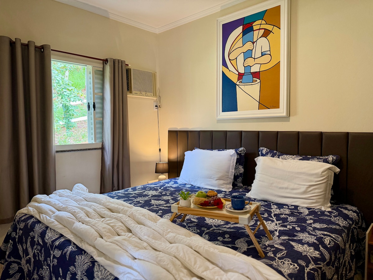 Una habitación hecha para descansar de verdad, con silencio, comodidad y noches tranquilas.