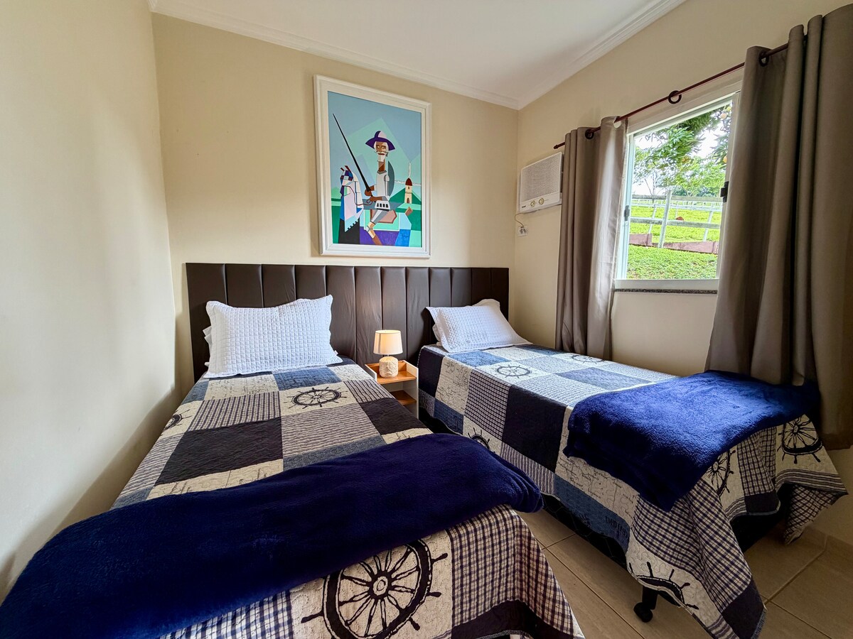 Una habitación diseñada para noches tranquilas y descanso después de un día en el campo.