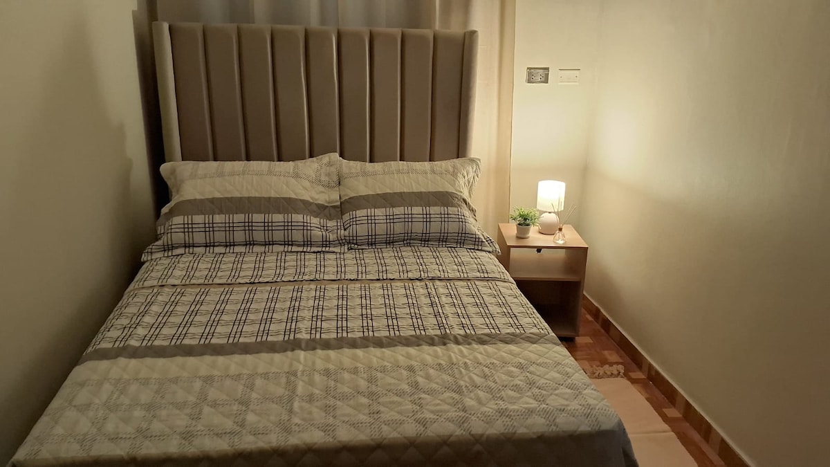 ️ غرفة النوم
غرفة نوم دافئة ومريحة مع سرير مزدوج، مثالية للأزواج أو العائلات التي تبحث عن الراحة والراحة وأجواء هادئة للاسترخاء.