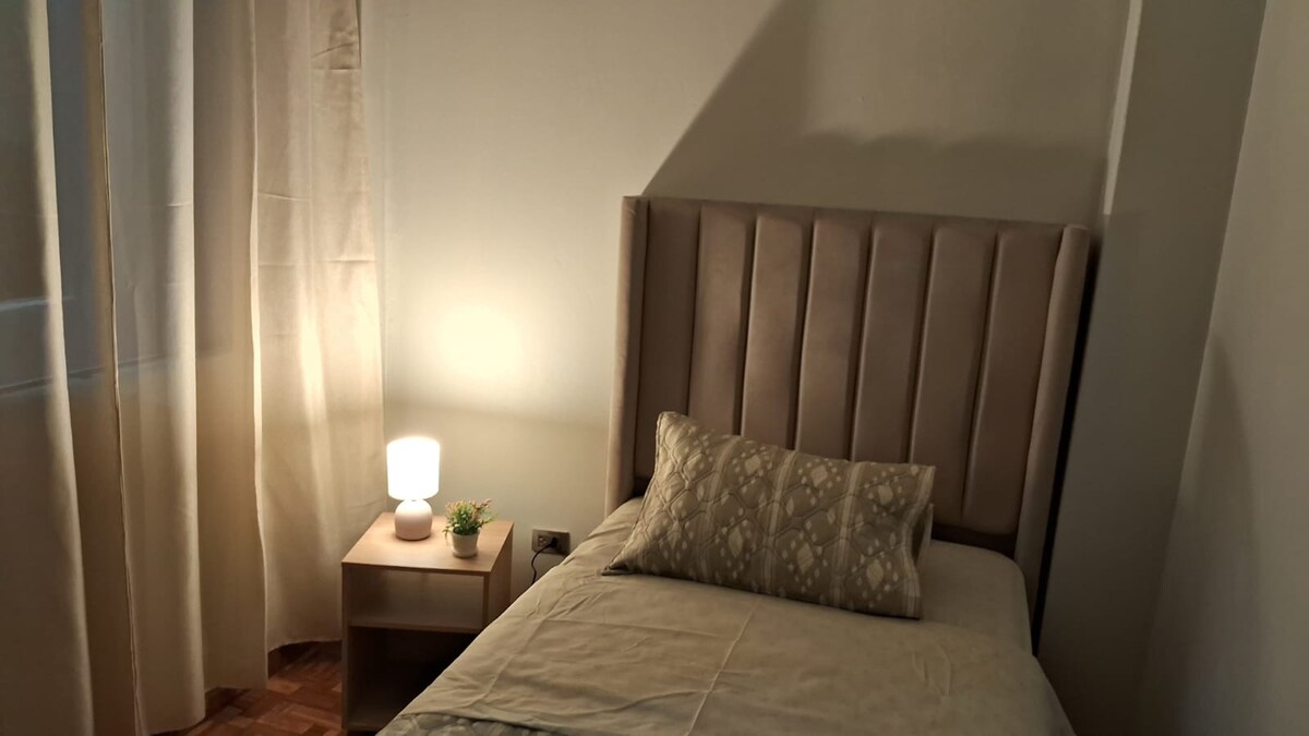 غرفة ️ فردية
غرفة مريحة ومشرقة بسرير واحد، مثالية للراحة الهادئة، مثالية للأطفال أو البالغين الذين يبحثون عن الراحة والخصوصية.