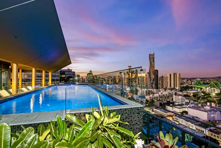 Sky High Luxury: 20th Flr Views + Pool - Spring Hill