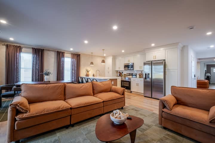 Renovated Spacious Home Near Downtown | Sleeps 10 - Richmond, VA