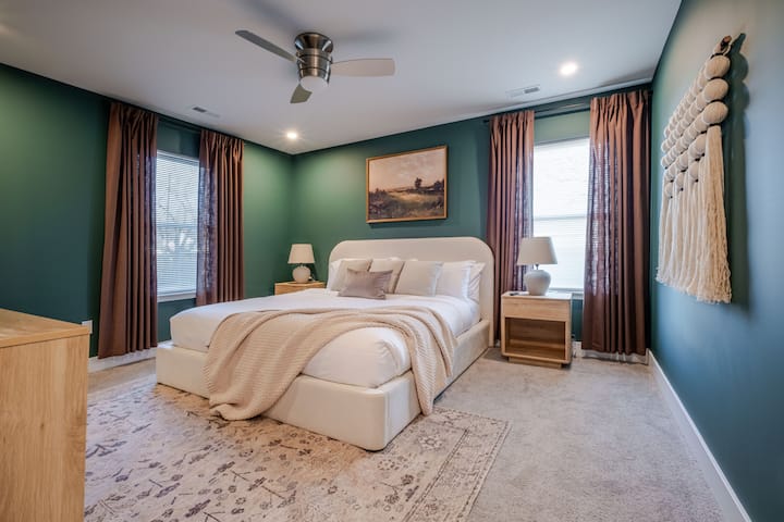 Renovated Spacious Home Near Downtown | Sleeps 10 - Richmond, VA