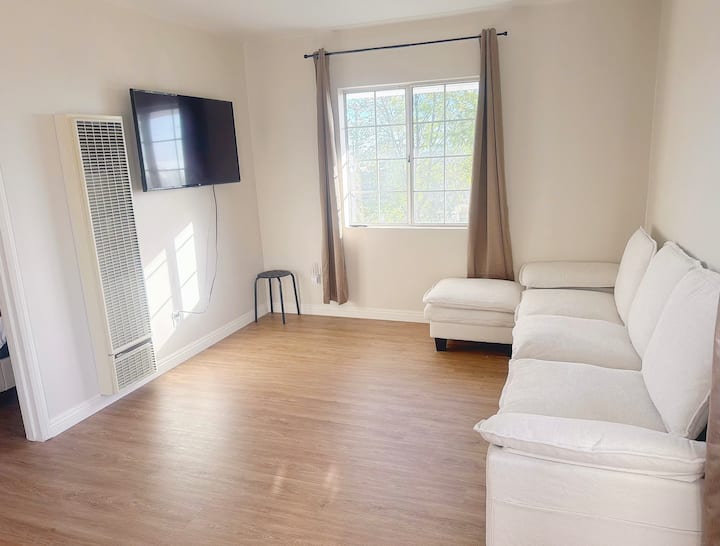 1br1ba/2 Queen Beds/cozy Home Livingroom & Kitchen - Rancho Cucamonga, CA
