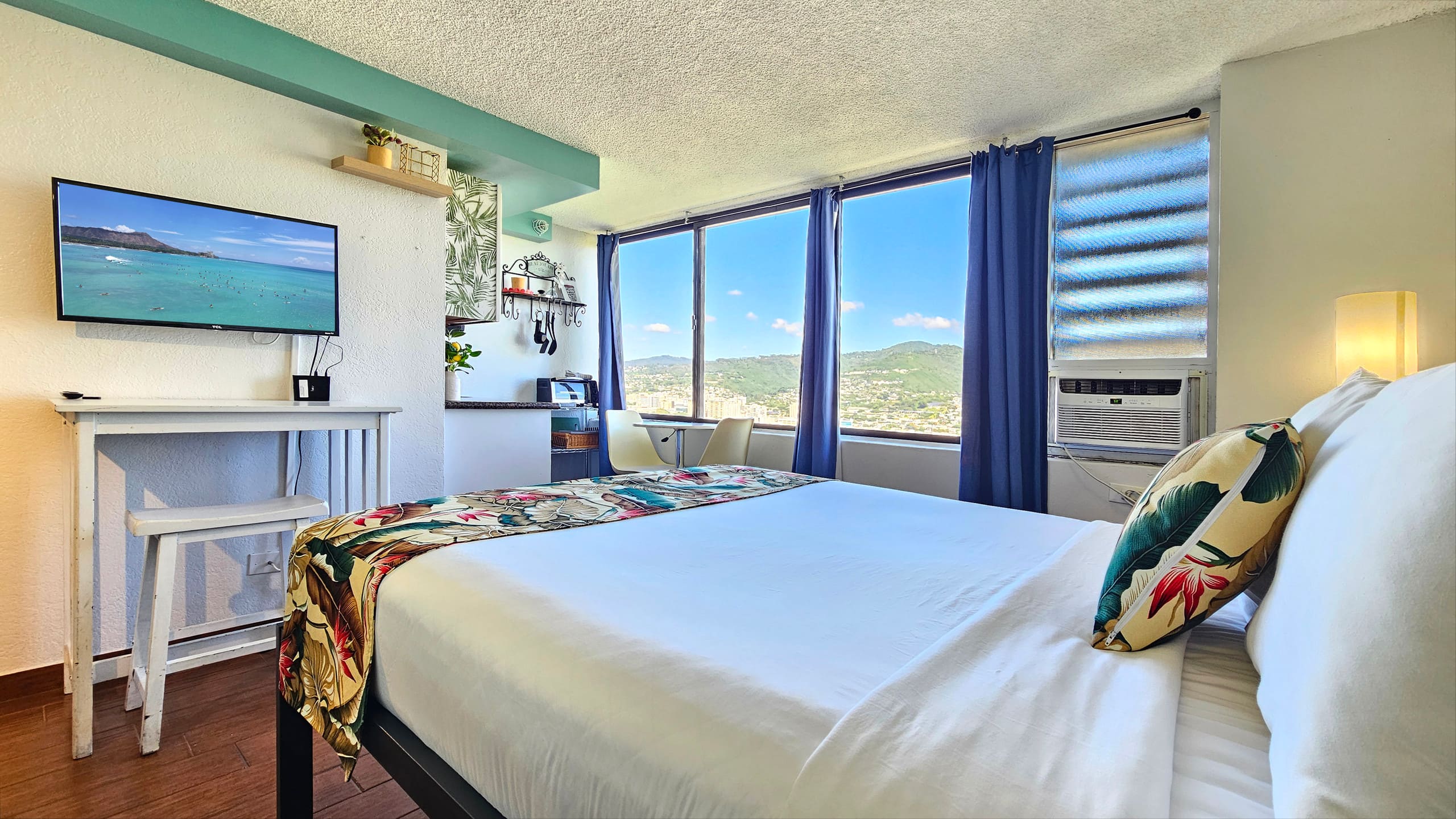 HM 2513 | 25ᵗʰFL Remodeled Waikiki island getaway - Image 1