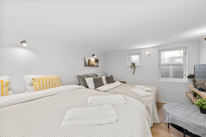 Tretia spálňa s manželskou posteľou a pohovkou, ktorú možno premeniť na rozkladaciu pohovku, s ďalšími vankúšmi ✨ Táto izba sa môže premeniť aj na útulný obývací priestor 