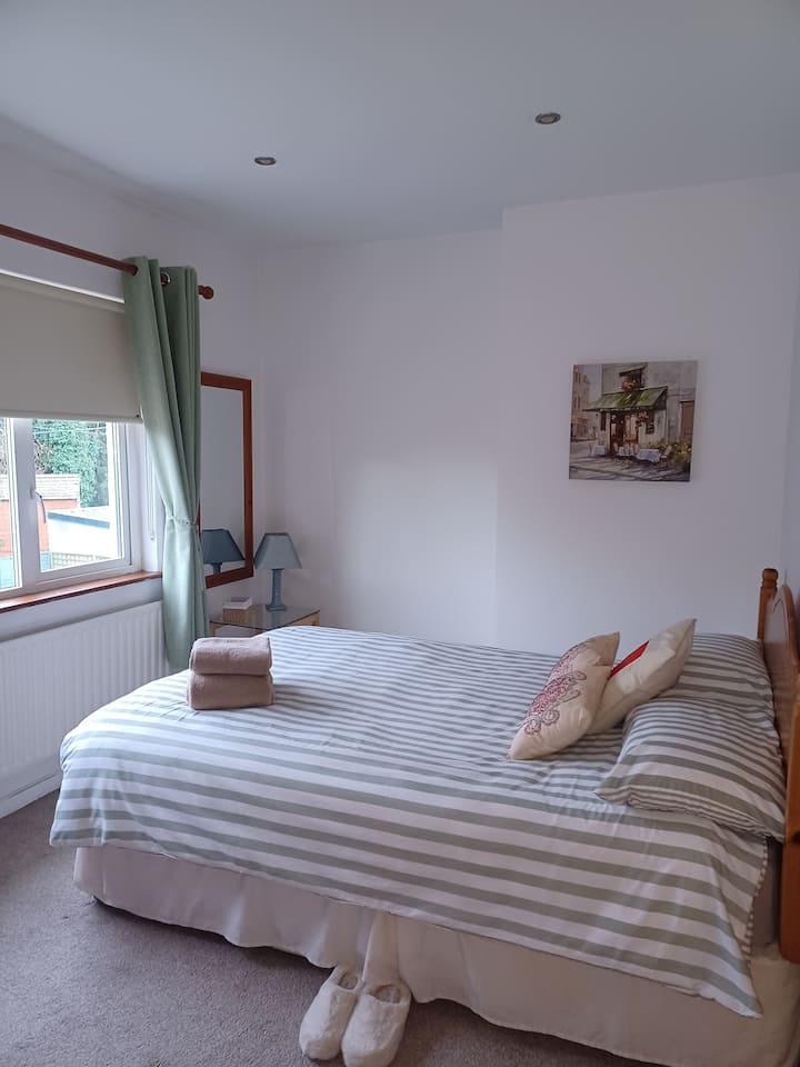 Double Room, Female Guest Only. Minimum 2 Nights - Ennis