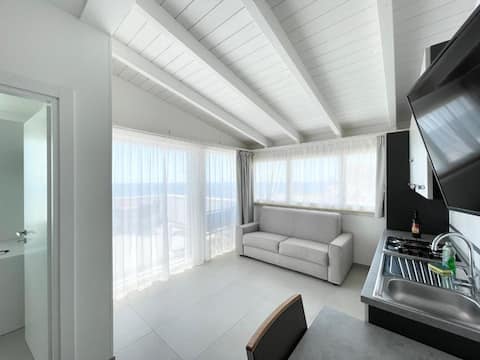Annuncio Airbnb popolare: Lido 6 Sea View Apartment with Terrace a Sannicola