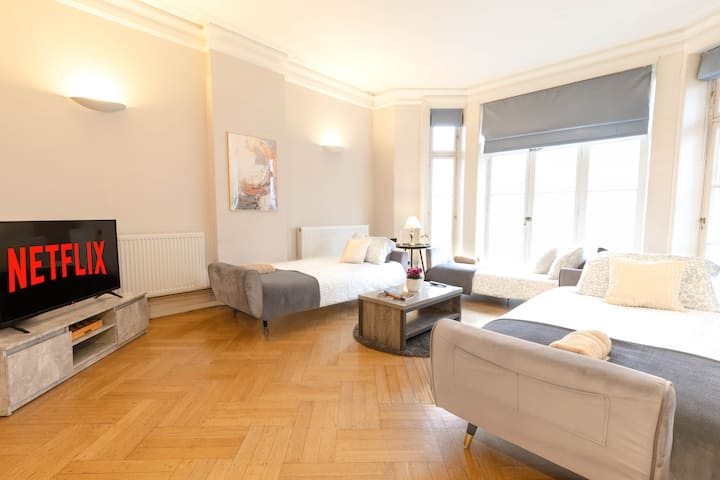 Dnevni boravak može se na zahtjev pripremiti kao šesta spavaća soba, a inače će funkcionirati kao dnevni boravak. 