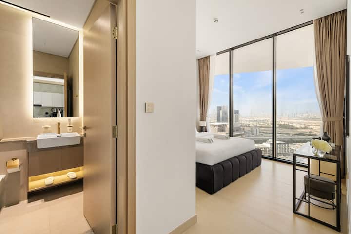 חדר שינה: אתם מוזמנים להירגע בחדר השינה השקט עם מיטת קווין סייז, מצעים רכים, ארון בגדים ושידה אופנתית למרגלות המיטה, שטוף באור טבעי מחלונות בגובה מלא.