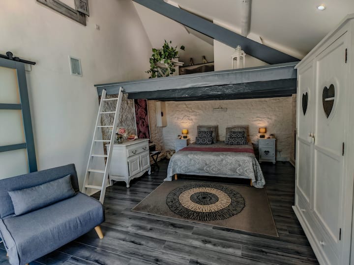 Veľká spálňa na prízemí s arkierovým oknom s výhľadom na park a bazén