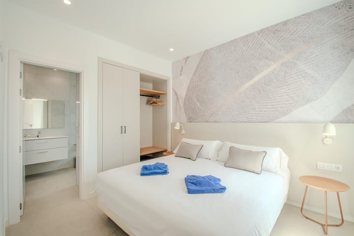 Amplio dormitorio con armario, caja fuerte, aire acondicionado/calefacción y baño privado