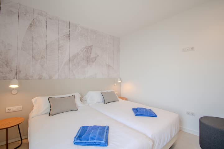 Amplio dormitorio con opción a separar las camas. Cada una de ellas tiene 1, 10 cm de ancho. Wifi de alta velocidad y baño privado