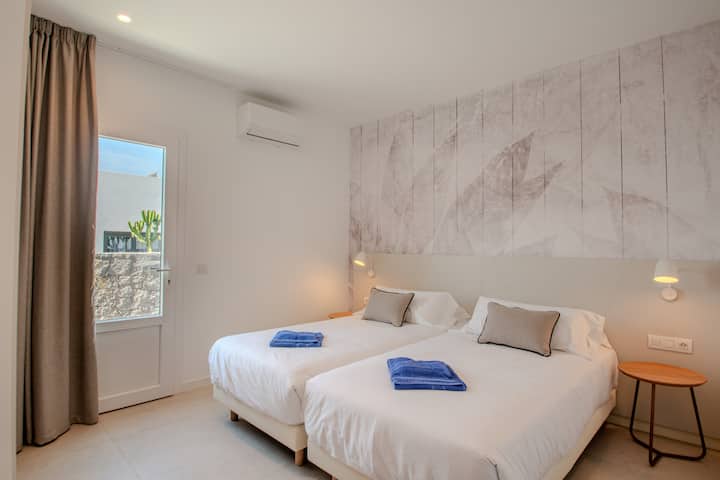 Amplio dormitorio con opción a separar las camas. Cada una de ellas tiene 1, 10 cm de ancho. Wifi de alta velocidad y baño privado. Aire acondicionado y calefacción.
