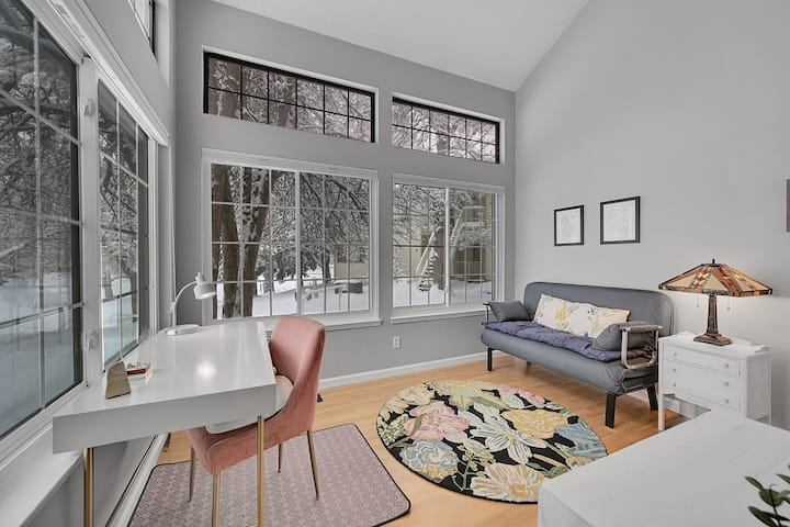 专用工作空间，配备小沙发床。 查看其他照片，了解添加全尺寸床的灵活选项