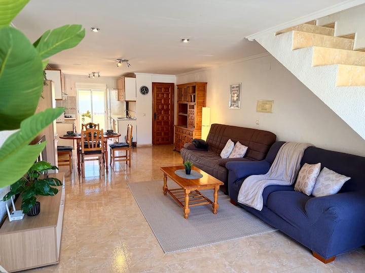 Cozy Townhouse - La Marina