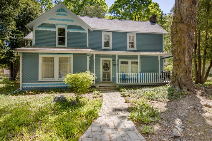 Alden Brown Victorian | Walk To Torch Lake & Alden - Alden, MI