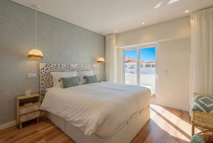 Segunda habitación decorada en tonos claros, con piezas elaboradas a mano y mucha luz natural. 