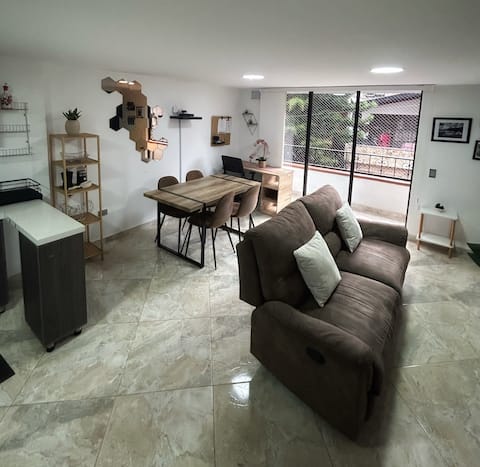 Top performing Airbnb: Spacious apt, great WiFi, Near Poblado and Metro in Medellín
