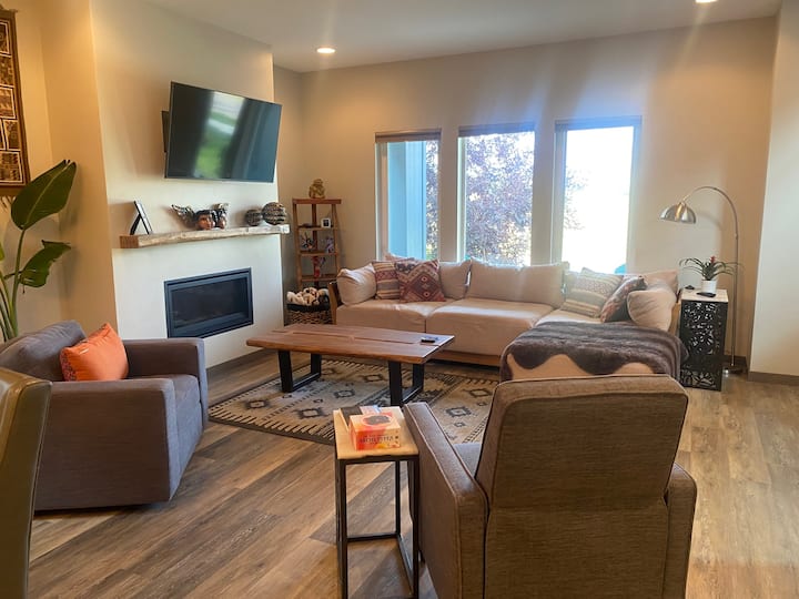 Bright, Cozy Basecamp For Your Mountain Adventures - Bozeman, MT