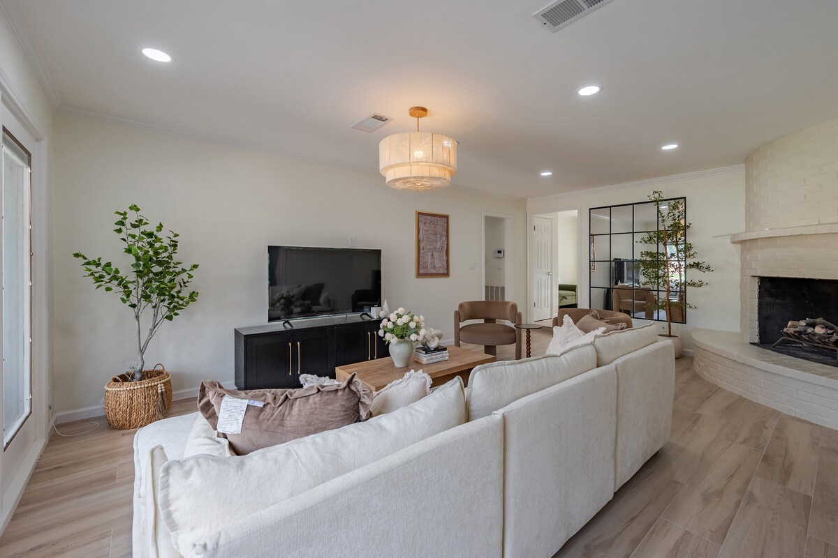Successful Airbnb property: 5BR Chinatown Luxury Retreat|Pool• Games• MiniGolf in Sharpstown